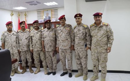 نائب رئيس هيئة الأركان العامة يكرم قائد محور خرز تقديرًا لجهوده في قيادة العمليات العسكرية