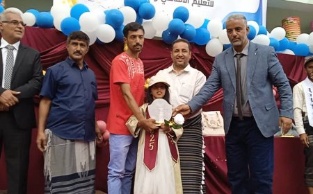 تكريم 71 طالباً وطالبة واثنين من معلمي الرعيل الأول في شعب العرمي بيافع رُصُد