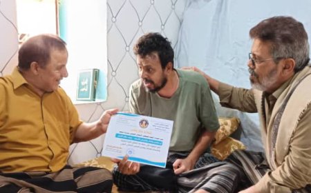 رئيس انتقالي ميفعة يطمئن على صحة الشبير ويكرّمه لدوره النضالي لخدمة القضية الجنوبية