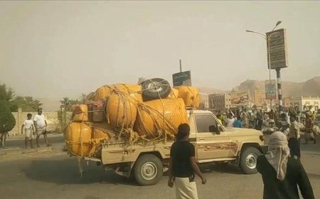 محتجون في حضرموت يمنعون دخول شحنات القات احتجاجًا على تجاوز قرارات الحظر