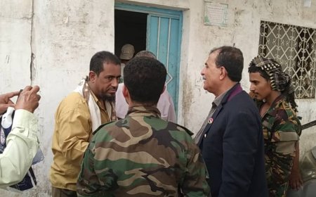 مأمور مديرية خنفر برفقة المعلم يقومان بالنزول الميداني إلى محلات الصرافة والمحال التجارية بجعار