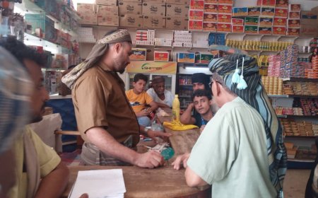 المدير العام لمديرية أحور ينفذ نزولًا ميدانياً للمحال التجارية ومحطات الوقود لضبط الأسعار