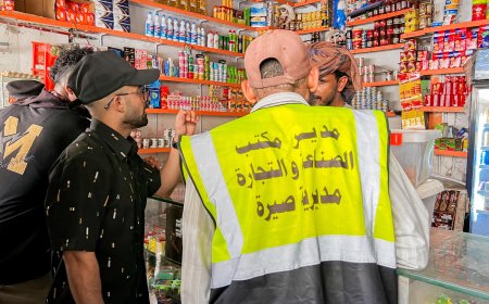 صيرة تغلق 6 محلات تجارية مخالفة ضمن حملة لضبط الأسعار بعدن