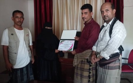 رئيسة مؤسسة رؤيا المستقبل بركات تكرم مدير الشؤون الإجتماعية والعمل بزنجبار الهندي