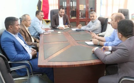 الوزير العكبري يرأس اجتماعاً بقيادة السلطة المحلية بحضرموت لمناقشة التحضيرات لإنطلاق العام الدراسي الجديد