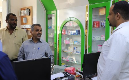 لجنة برئاسة وكيل محافظة حضرموت للشؤون الإدارية والمالية تقوم بنزولات ميدانية لوكالات ومستوردي الأدوية والمستلزمات الطبية للتأكد من ضبط الأسعار بالمكلا