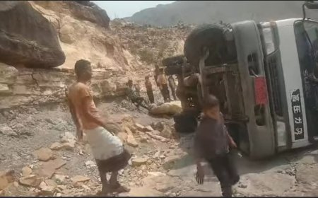 عاجل | انقلاب شاحنة نقل وسط قبيلة الزعازع بتعز نتيجة الأمطار الغزيرة