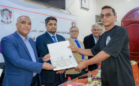 برعاية رئيس جامعة عدن.. كلية اللغات والترجمة تدشّن صرف وثائق التخرّج لخريجي العام الجامعي 2024/2025م