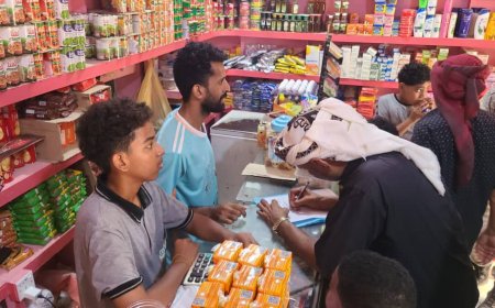 الأجهزة الأمنية بساحل حضرموت تساند جهود مكتب التجارة لضبط المخالفين من أصحاب المحال التجارية