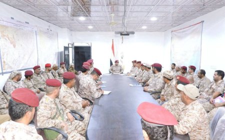قائد المنطقة العسكرية السادسة يععقد اجتماعا موسعا بشعبة العمليات ورؤساء العمليات بالوحدات لتحليل ايجاز شعبة العمليات