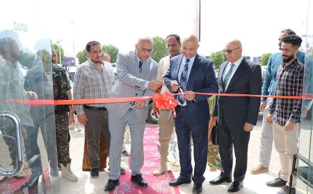 الوزير باذيب يدشين نقاط بيع خدمة "ستارلينك" باليمن