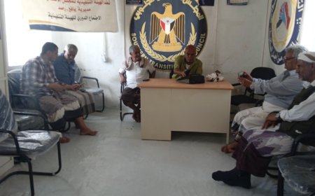 السلطات المحلية والأمنية والمجلس الانتقالي واللجان المجتمعية والإعلام يناقشون محضر ضبط الأسعار في يافع