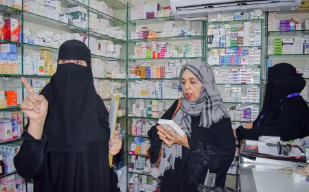عدن.. مكتب صحة صيرة ينفذ حملة ميدانية لضبط أسعار الأدوية في الصيدليات