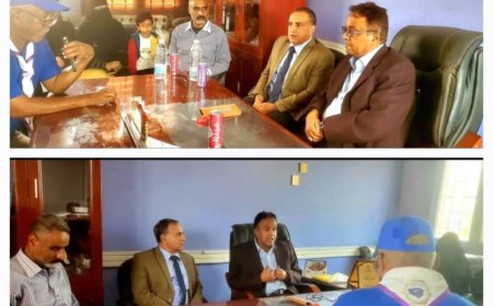 في زيارة وصفت بالحبية :  د.لصور رئيس جامعة عدن  يزور مكتب محو الامية ويشيد بجهود الدكتور عصام مقبلي المتميزة