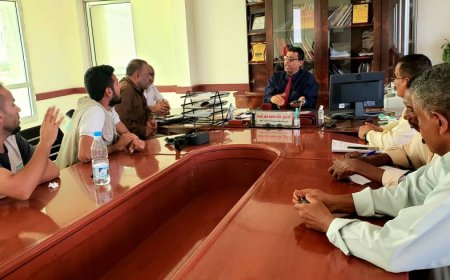مدير عام مكتب الصحة بلحج يلتقي بمنظمة العون المباشر ويناقش معهم عدد من التدخلات