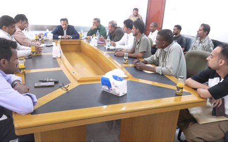 محافظ أبين يشدد على التفاعل الإيجابي للأجهزة التنفيذية مع التحسن الملحوظ في سعر العملة