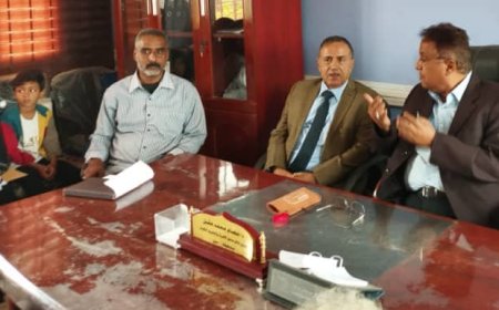 د. لصور رئيس جامعة عدن يزور مكتب محو الأمية ويشيد بجهود الدكتور المقبلي المتميزة