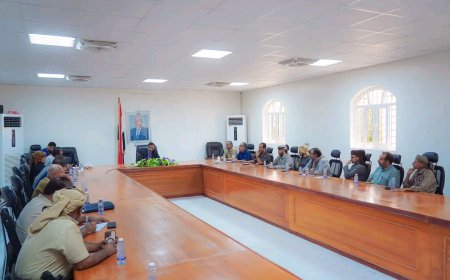 المحافظ بن الوزير يترأس اجتماعًا موسعًا للقطاعين التجاري والمصرفي ويؤكد: لن نسمح بالمساس بمصالح المواطنين