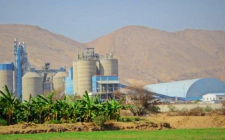 هجوم جديد يستهدف شركة أسمنت الوحدة بأبين.. مسلحون يعترضون حافلة ويختطفونها تحت تهديد السلاح