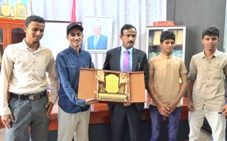طلاب كلية الطب بجامعة حضرموت يكرّمون المحافظ بن الوزير تقديرًا لجهوده ودعمه المتواصل