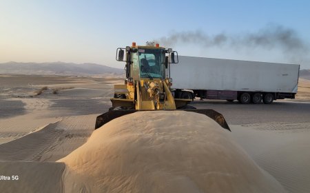 صندوق صيانة الطرق بمحافظة شبوة يباشر أعمال إزاحة الرمال المتحركة من الطريق الساحلي بمنطقة "ساحل امبح"