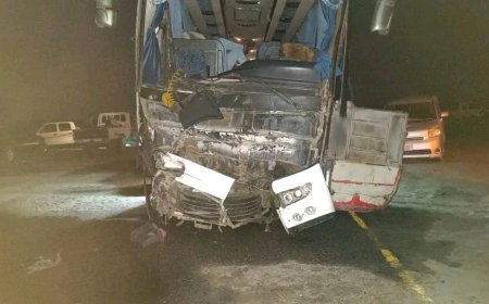عاجل.. وفاة 3 أشخاص وإصابة آخرين في حادث مروري مروّع بين طقم وباص نقل جماعي بأبين