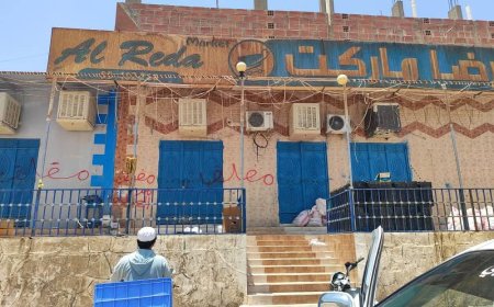 السلطة المحلية بتريم تُغلق عددًا من المحلات التجارية لعدم التزامها بتخفيض الأسعار تزامناً مع تحسن العملة