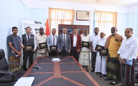 الأمين العام لمحلي حضرموت يرعى توقيع اتفاقيات مشروع التمكين الاقتصادي وتحسين العيش للمرحلتين الثانية والثالثة بقوارب صيد مع محركاتها لـ 90 صياد بمديرية بروم ميفع
