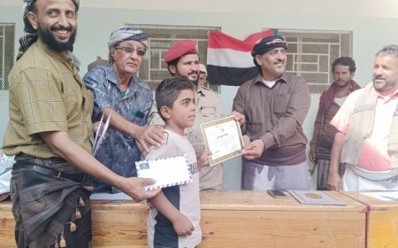 مدرسة الشهيد محمد عبد عبدالله بيافع سرار تكرّم طلابها الأوائل ومعلميها المميزين للعام الدراسي الماضي