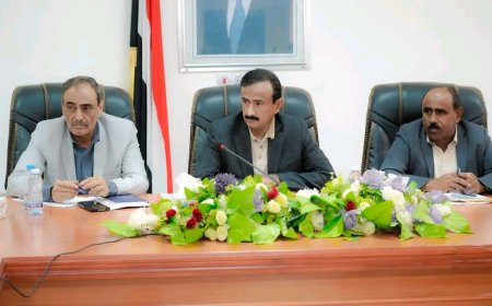 المحافظ بن الوزير يترأس اجتماعًا موسعًا لمدراء المكاتب والجهات  الإيرادية ويتخذ عدد من الإجراءات