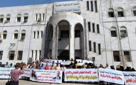 القضاة وموظفو العدل في عدن يطلقون وقفة احتجاجية للمطالبة بحقوقهم وإنهاء "سياسة القمع والتهميش"