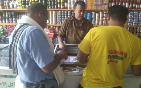 مكتب الأشغال بخنفر ينفذ نزولًا ميدانيًا للتأكد من التزام المحلات بتثبيت الأسعار في سوق جعار