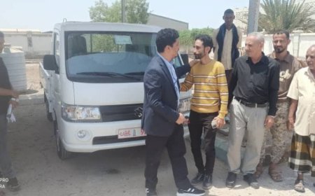 مدير عام البريقة يسلم قسم العوائق بأشغال المديرية سيارة جديدة