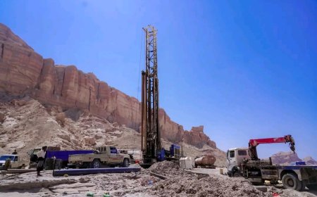 المحافظ بن الوزير يتفقد سير العمل في مشروع البئر الارتوازية لقرى خليفة عتق