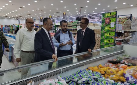 وزير الصناعة والتجارة يقوم بزيارة تفقدية لمراكز تجارية في عدن