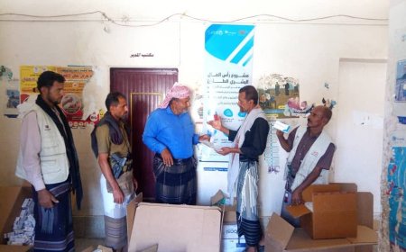 انتقالي جيشان يُشرف على توزيع الأدوية والمحاليل الطبية للوحدات والمراكز الصحية بالمديرية