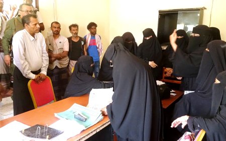 محافظ أبين يلتقي مدير عام الخدمة المدنية والتأمينات لمناقشة أوضاع المبعدين والمنقطعين عن وظائفهم