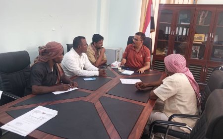 امين عام حضرموت يلقي مدير عام حجر ورؤساء المشاريع الخدمية بمديرتي بروم ميفع وحجر