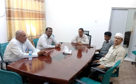 مدير عام صحة وادي وصحراء حضرموت يناقش آلية متابعة المنشآت الطبية الخاصة والصيدليات ومخازن الادوية في تعديل أسعار الأدوية والخدمات الطبية