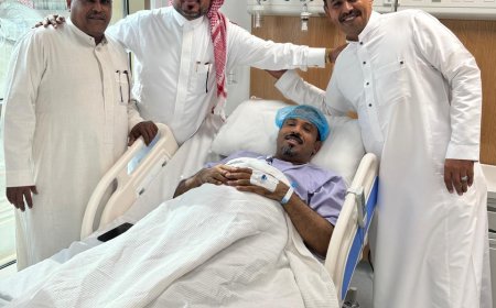 جدة.. الشيخ طارق بن محفوظ يطمئن على صحة الكاتب عدنان بن عفيف بعد إجراء عملية جراحية