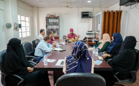 اجتماع يناقش التجهيزات المدرسية واستعدادات العام الدراسي الجديد بمديرية صيرة بعدن