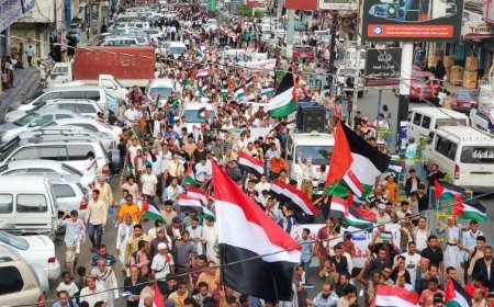 مسيرة حاشدة في تعز تطالب بتحرك دولي لوقف جرائم الإبادة والتجويع في غزة