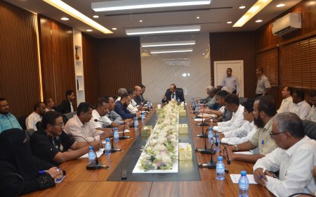 محافظ حضرموت خلال اجتماع تربوي: التعليم مشروع وطني والتنمية الحقيقية تبدأ من الفصل الدراسي