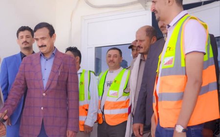 بتمويل إماراتي.. محافظ شبوة يتفقد اللمسات الأخيرة لمشروع الطاقة الشمسية في عتق