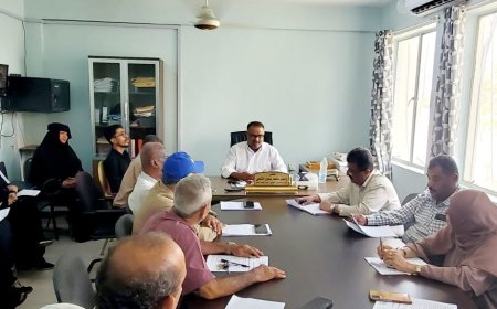 مدير عام مديرية التواهي في اجتماع السلطة المحلية يناقش اداء المكتب التفيذي و يؤكد على الاستمرار بمراقبة الأسعار