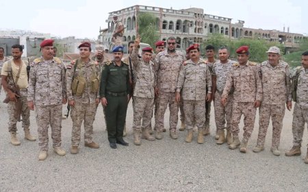 وزير الدفاع ينفذ زيارة ميدانية تفقدية لجبهات المنطقة العسكرية الخامسة