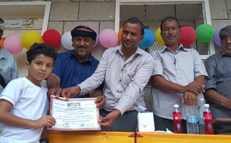 مدرسة "المقيصرة" بيافع - سرار تكرم أوائل الطلاب والمعلمين المبرزين في حفل تكريمي بهيج