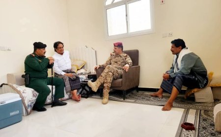 قائد محور عتق ومدير عام شرطة شبوة يطمئنان على صحة وكيل المحافظة الخليفي