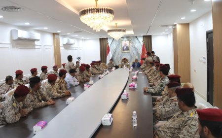 وزير الدفاع يعقد اجتماعاً موسعاً بقيادة المنطقة العسكرية الخامسة