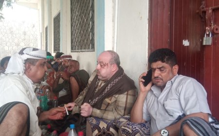 لقاء جمع مشائخ ووجهاء وشخصيات سياسية وعسكرية محافظة ابين بالعميد أبو مشعل الكازمي مدير الآمن العام م/ ابين ودعته للعدول والتراجع عن قراره لمصلحة امن واستقر محافظة /أبين